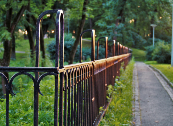 Quais as melhores opções de vedação para um jardim público