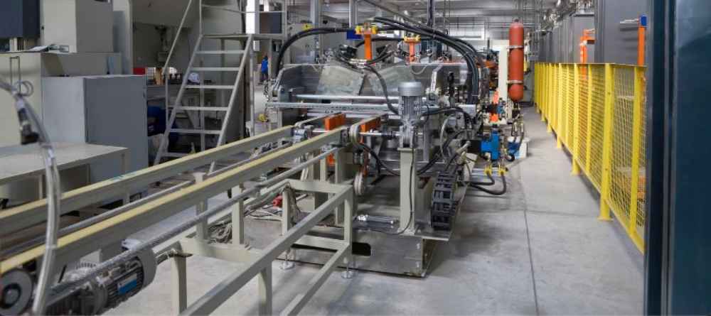 pisos metálicos em ambiente industrial