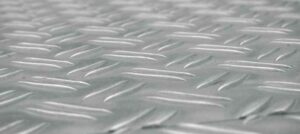 Piso metálico resistente à corrosão Qual a aplicação ideal