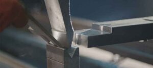 Quinagem de metal: fundamentos e mecânica do processo