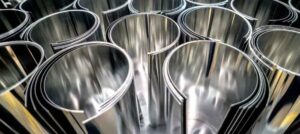 Metal para zonas costeiras o que resiste, o que falha e como escolher bem